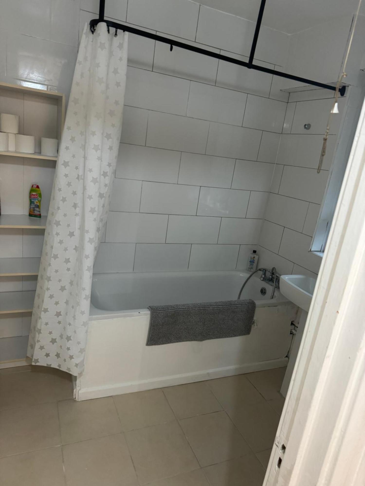 One Bedroom In Tower Bridge Road * Londres